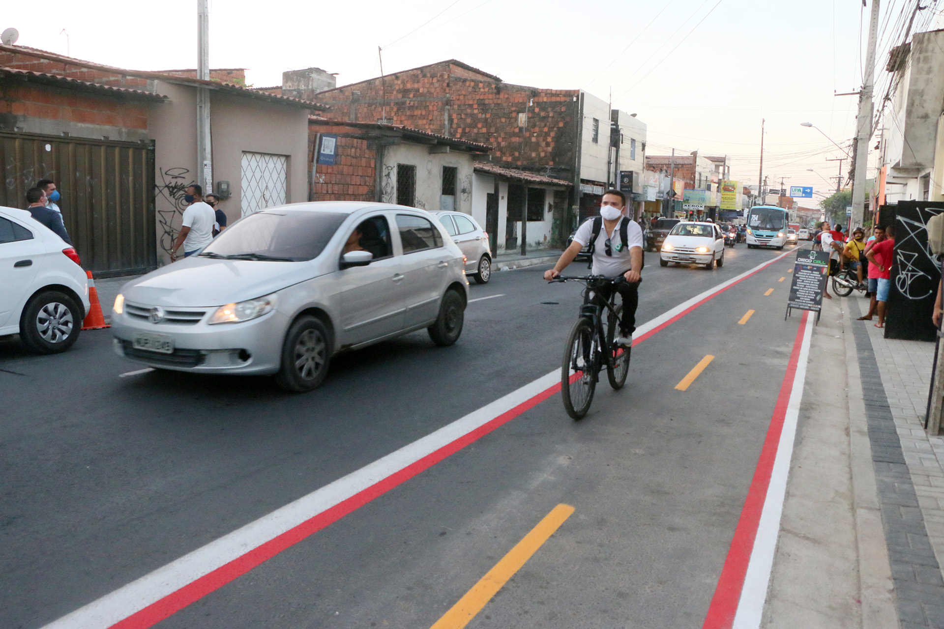 ciclista passando por ciclovia